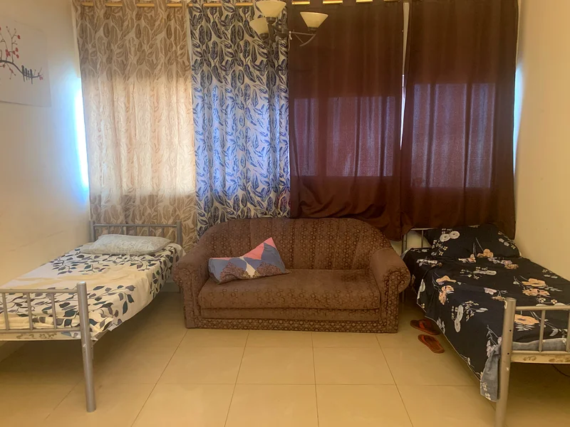 غرفة كبيرة متوفرة بالقرب من إشارة الشمس/منطقة المدرسة في مويلح، الشارقة64053626883841110