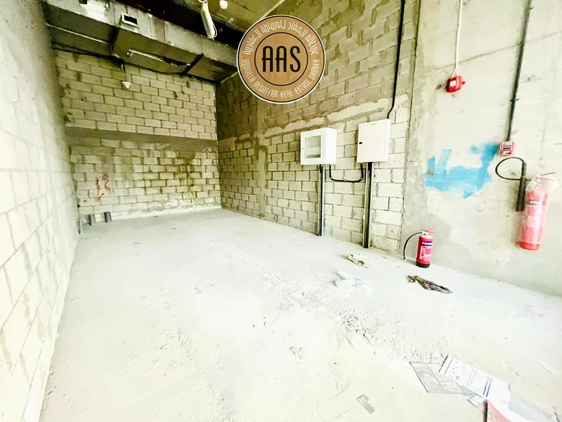 Spacious shop available for rent only in 145k64051253131779111