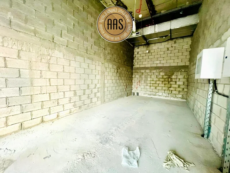 Spacious shop available for rent only in 145k64051253131779114