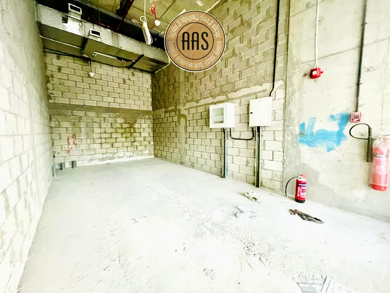 Spacious shop available for rent only in 145k64051253131779112
