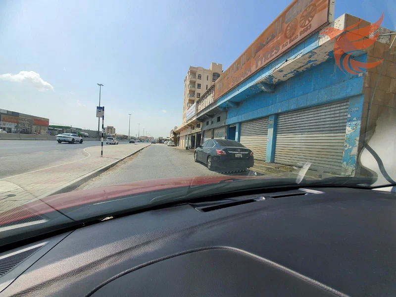 متاجر تجزئة رئيسية على الطريق الرئيسي مع مساحة أرض مفتوحة64061599408770111