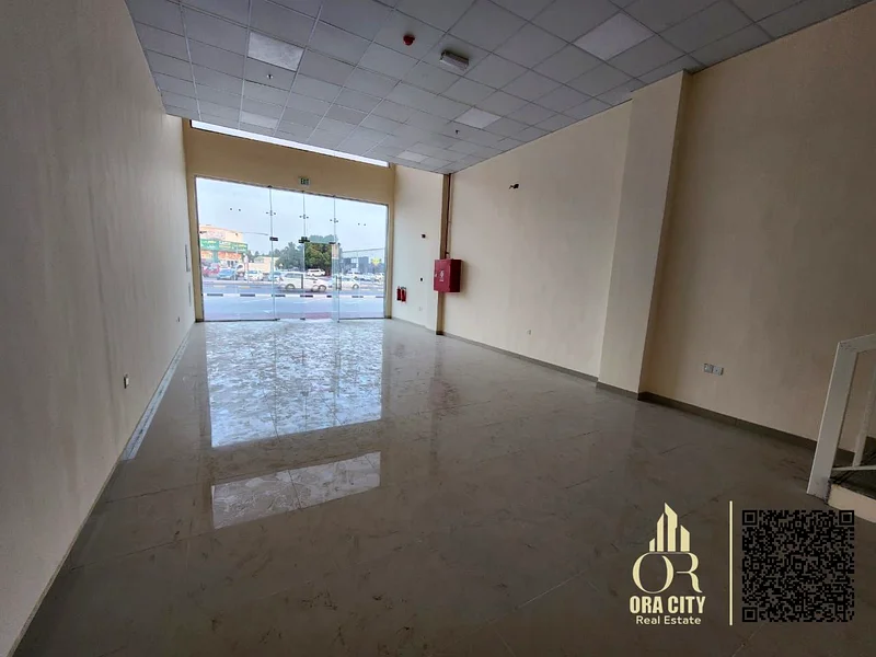 محل للإيجار السنوي 1550 قدم مربع في عجمان الجرف الصناعية 2، ميزانين، سهولة الوصول، مناطق تحميل وتفريغ، مناسب للمواد البناء.64074115032707112