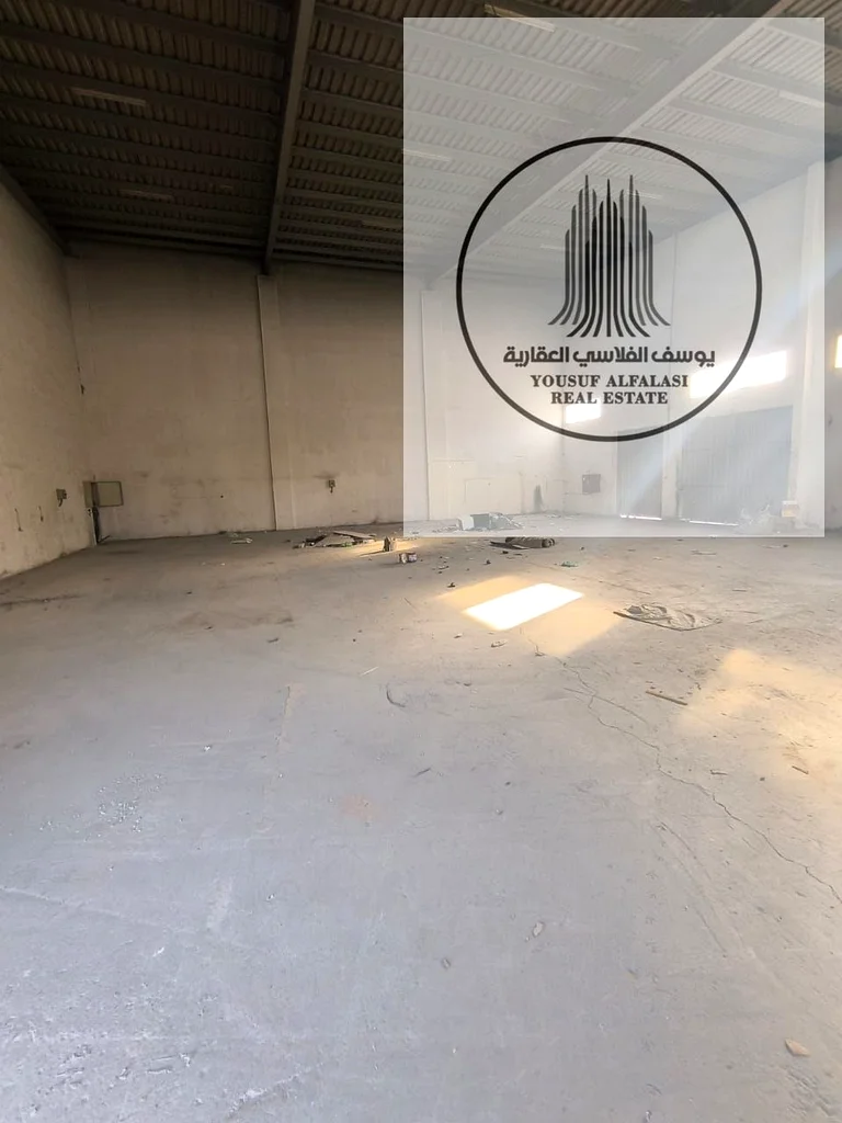 مستودع صناعي بسعر ممتاز 4200 قدم مربع للإيجار على الطريق الرئيسي في عجمان64074115129474110