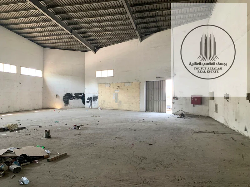 مستودع صناعي بسعر ممتاز 4200 قدم مربع للإيجار على الطريق الرئيسي في عجمان64074115129474114
