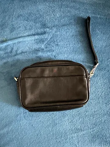 Guess Chic Black Leather Pouch - Perfect for Any Occasion!