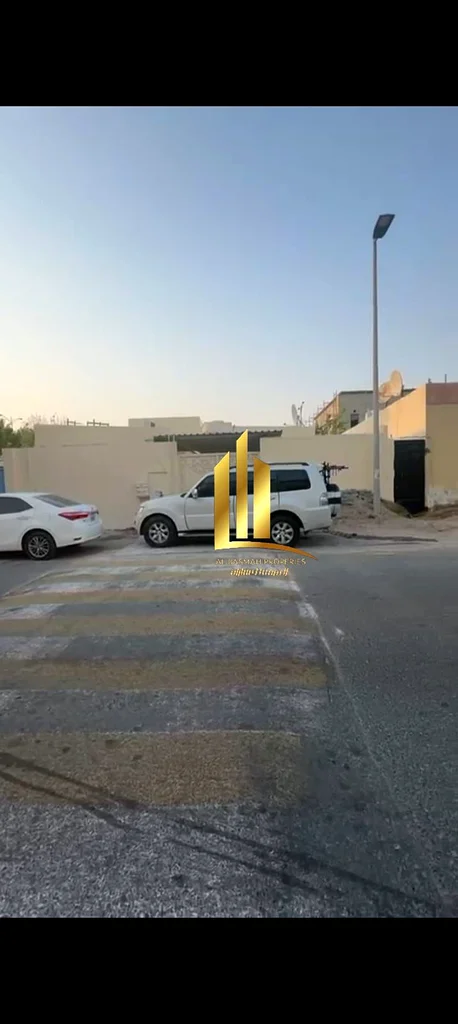 للبيع في الشارقة منزل عربي في منطقة دسمان لان64304744325761113