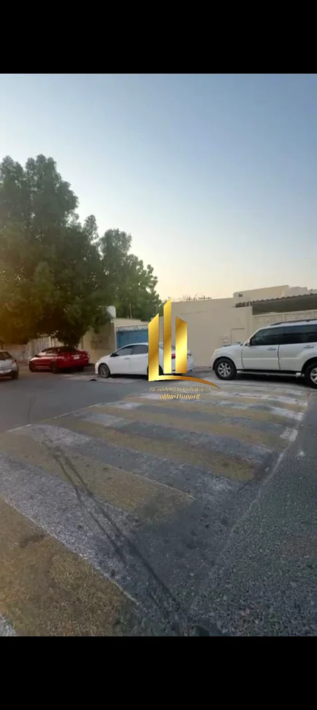 للبيع في الشارقة منزل عربي في منطقة دسمان لان64304744325761114