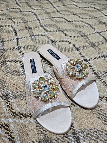 Elegant Womens Slide Sandals with Floral Embellishments
