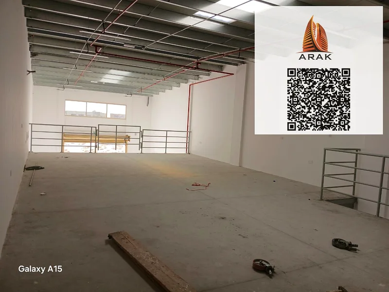مستودع للإيجار السنوي في منطقة الجرف الصناعية 3 - عجمان المساحة: 3,000 قدم مربع مع ميزانين64074891881987111