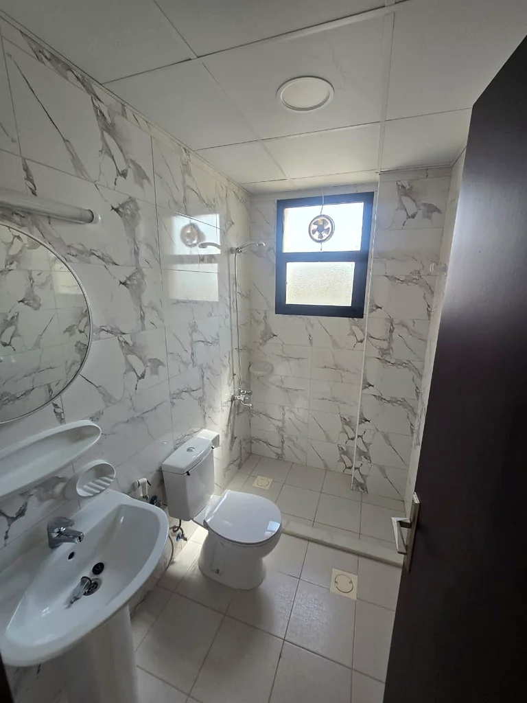 شقة واسعة جدًا للمستأجر الأول. شقة بغرفة نوم واحدة مع صالة، حمامين، وشرفة. للإيجار السنوي في إمارة عجمان64223359433602114