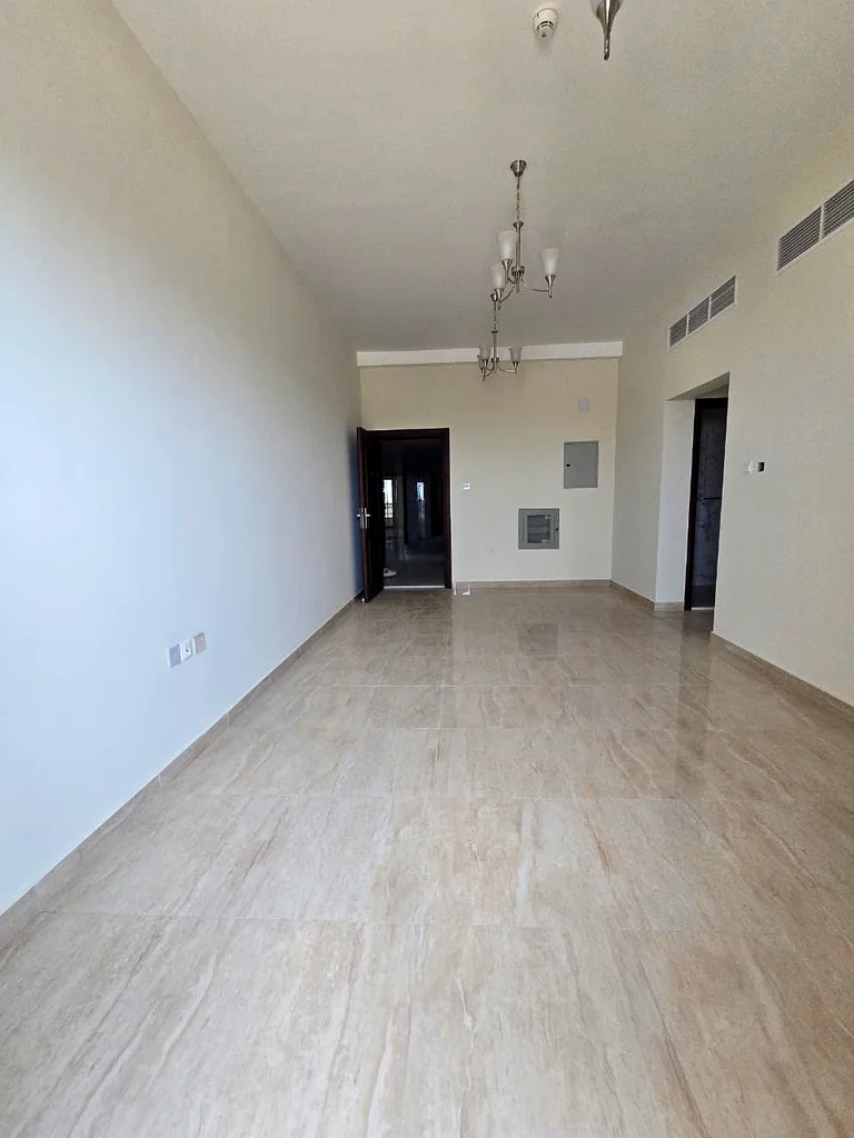 شقة واسعة جدًا للمستأجر الأول. شقة بغرفة نوم واحدة مع صالة، حمامين، وشرفة. للإيجار السنوي في إمارة عجمان64223359433602113