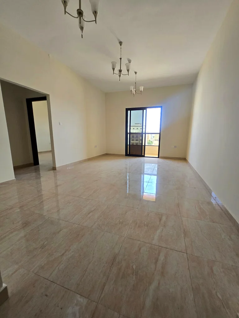 شقة واسعة جدًا للمستأجر الأول. شقة بغرفة نوم واحدة مع صالة، حمامين، وشرفة. للإيجار السنوي في إمارة عجمان64223359433602110