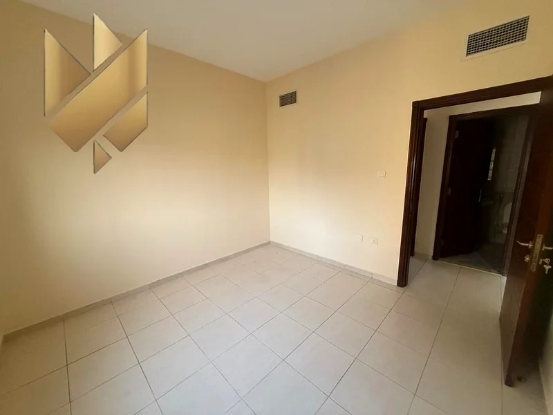 📢 For Rent – 1-Bedroom Apartment in New Muwailih 📍 Directly facing the park – Quiet and prime location 📝 Security: Undated cheque 💳 If paying in 464197102983810114