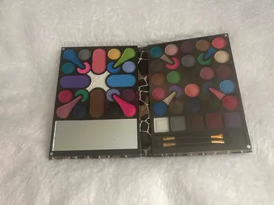 Vibrant Makeup Palette for Creative Looks