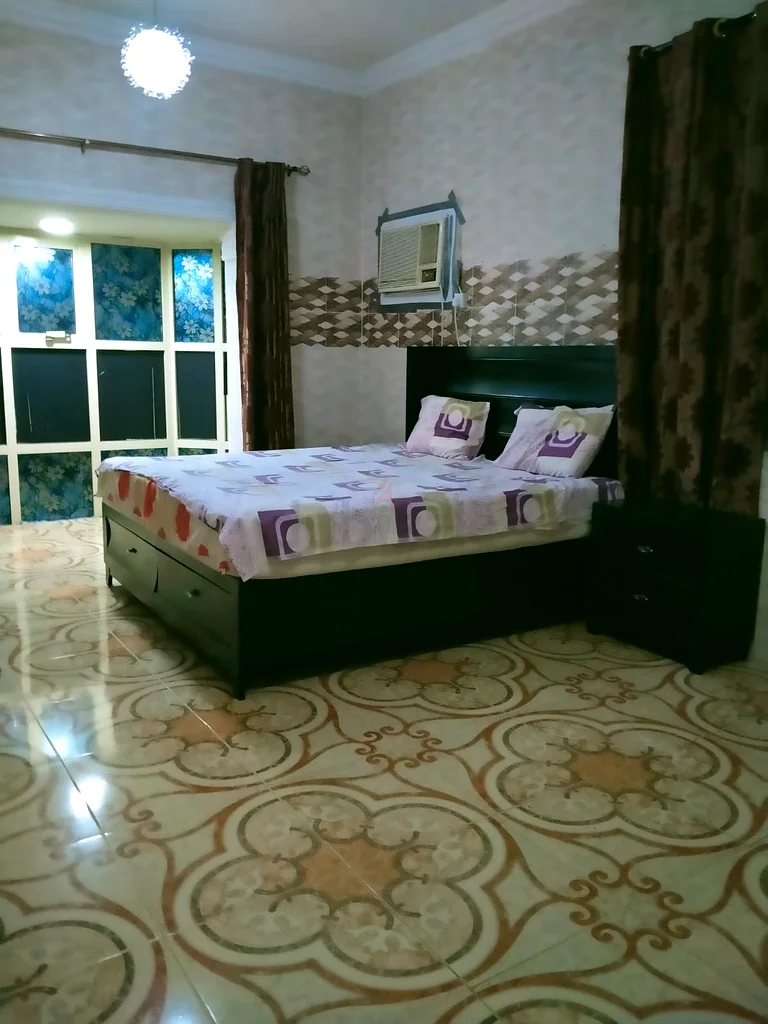 غرفة كبيرة مفروشة متاحة للزوجين العاملين / العائلة64054497196802110