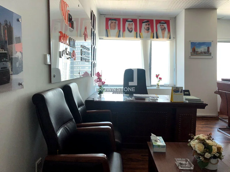 شاغر | مكاتب زجاجية مقسمة | في طابق عالي64070075948290114