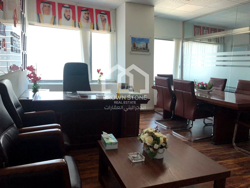 شاغر | مكاتب زجاجية مقسمة | في طابق عالي64070075948290112