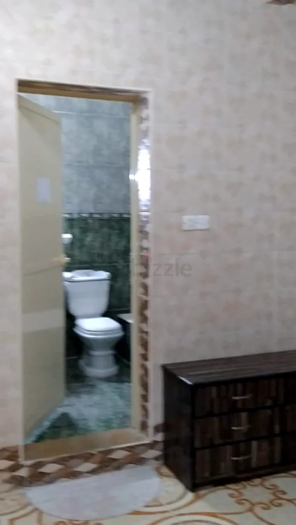 غرفة كبيرة مفروشة متاحة للزوجين العاملين / العائلة64054497196802112