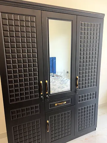 Hi, I want to sell 3 Door Cabinet brand-new