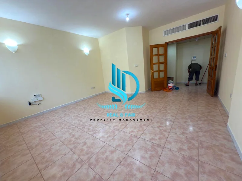 شقة كبيرة مكونة من غرفتي نوم مع شرفة وغرفة تخزين تقع قرب فندق نهال أبوظبي64052767011970113