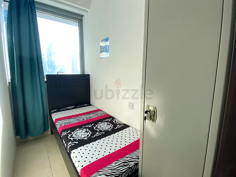 غرفة فردية مع نافذة مفتوحة بالقرب من محطة المترو في خليج الأعمال64048780454786110