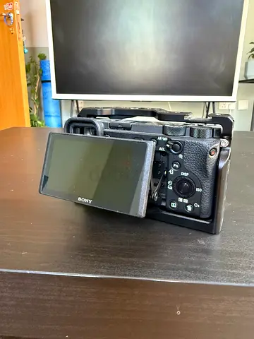 Camera Sony A6600 E-mount APS-C camera body with batteries and charger