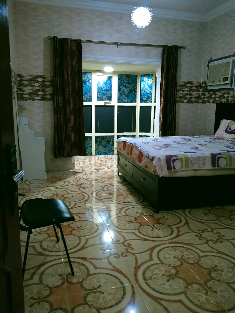 غرفة كبيرة مفروشة متاحة للزوجين العاملين / العائلة64054497196802111