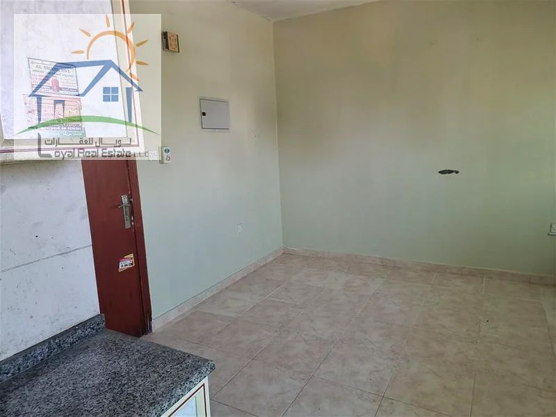 ستوديو بمساحة 300 قدم مربع للاستخدام السكني/المكتبي على الطريق الرئيسي64072890022658114