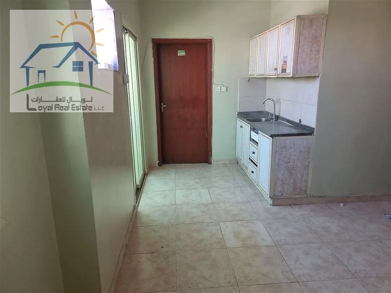 ستوديو بمساحة 300 قدم مربع للاستخدام السكني/المكتبي على الطريق الرئيسي64072890022658110