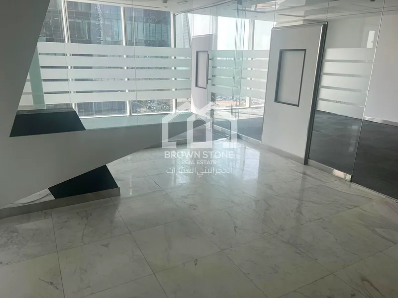 شاغرة | مكاتب زجاجية مقسمة | في طابق عالي64068978583681112