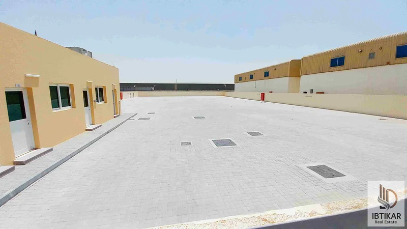 22000 قدم مربع من الفناء المفتوح مع كهرباء 100 كيلو واط فقط بسعر 500 ألف في السجا، الشارقة64058676836995112