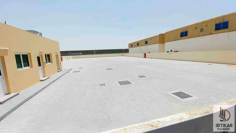 22000 قدم مربع من الفناء المفتوح مع كهرباء 100 كيلو واط فقط بسعر 500 ألف في السجا، الشارقة64058676836995111