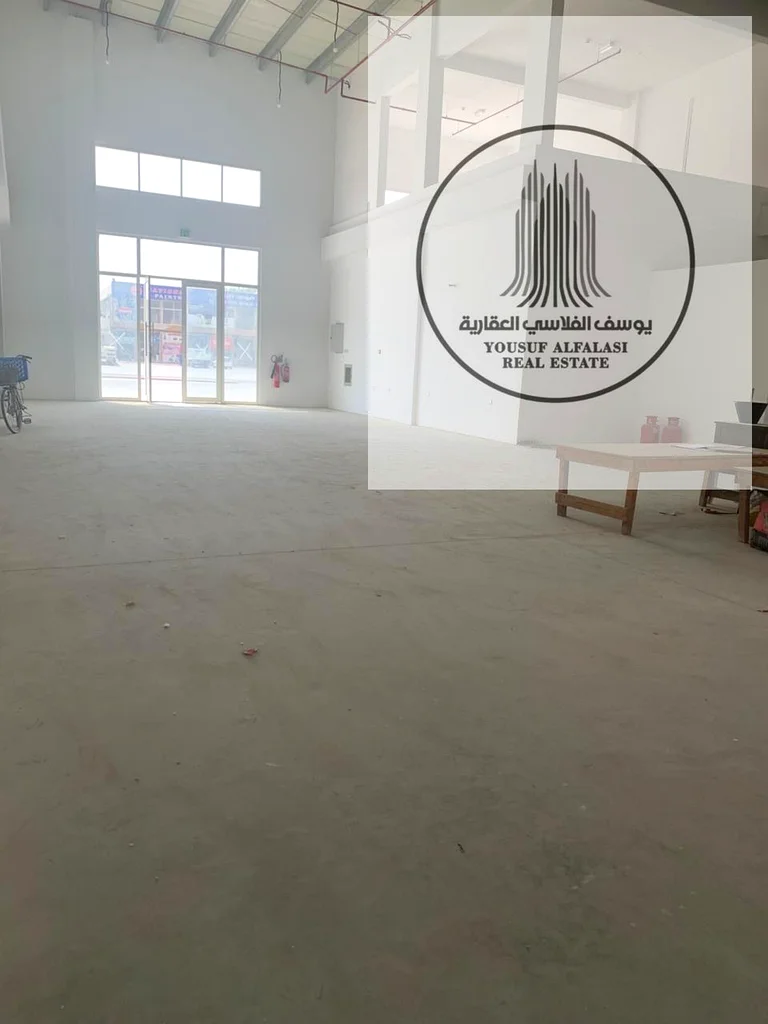 معرض للإيجار - موقع استراتيجي على شارع رئيسي في عجمان، مساحة 3100 قدم، كهرباء 40 كيلوواط64073784572545114