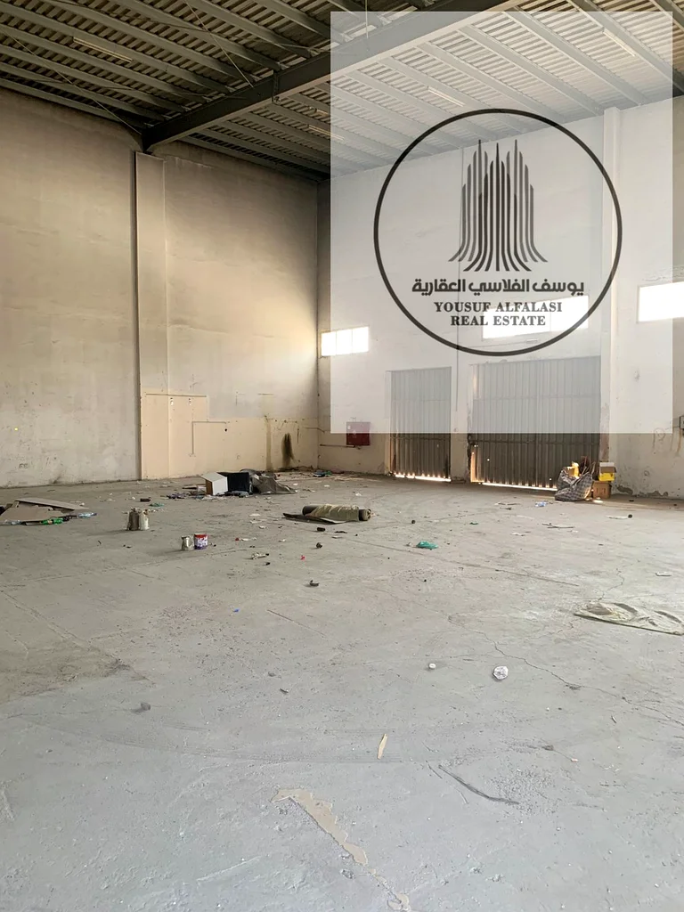 مستودع للإيجار في الجرف الصناعي 1 مساحة 4200 قدم مربع كهرباء 136 كيلو واط السعر 230 ألف64074226543363114