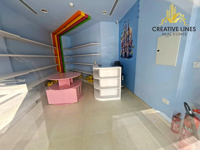 Prime Location || Front of Parking || Chiller Free64051029328643112