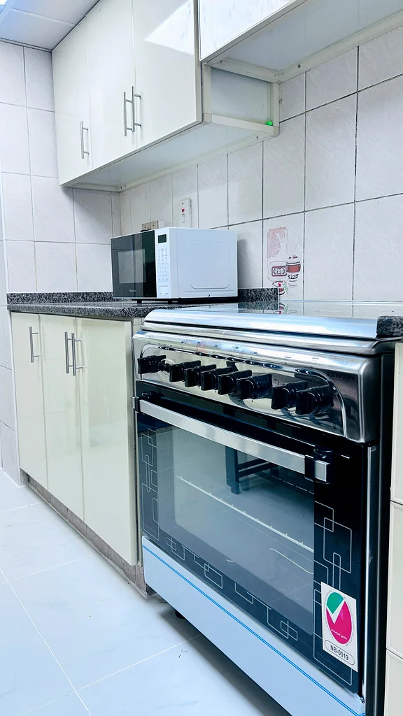 مساحة سرير للذكور البالغين من كيرلا الهندية. القيادة بالقرب من محطة المترو. (شقة جديدة تُفتتح64049671342977114