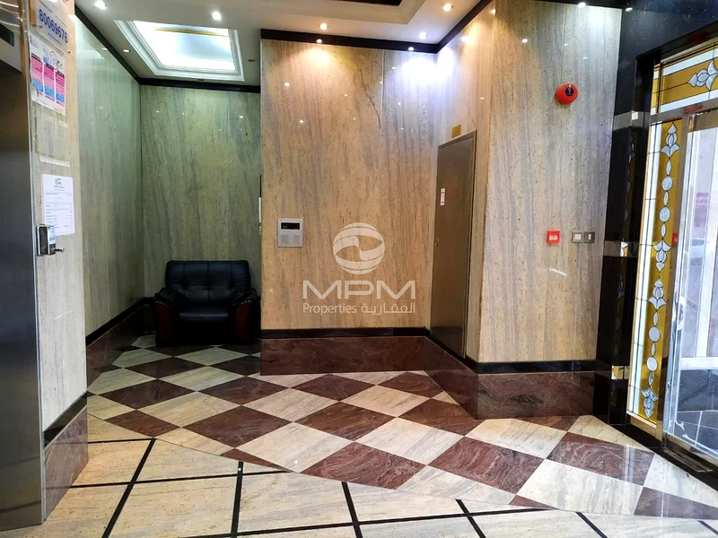 Spacious Apartment, on prime location | close to Mahatta par64203532676099111