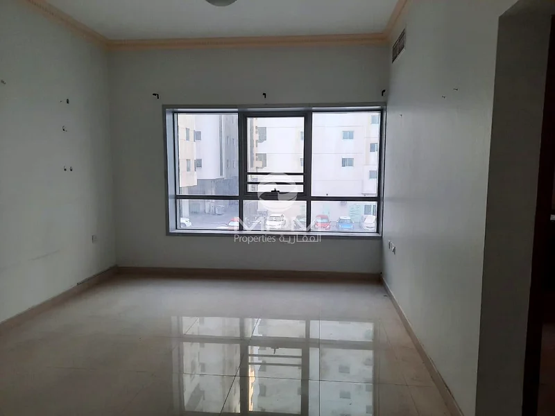 Spacious Apartment, on prime location | close to Mahatta par64203532676099114