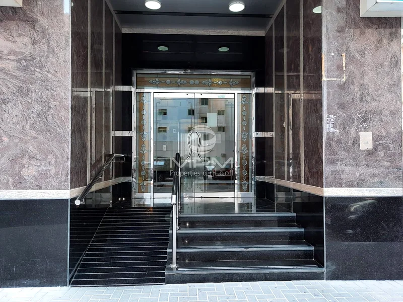 Spacious Apartment, on prime location | close to Mahatta par64203532676099110