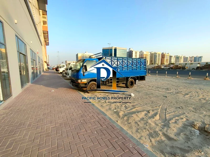 SPACIOUS SHOP AVAILABLE ON PERFECT LOCATION FOR LIMITED TIME IN 100K ONLY.64063581090689113
