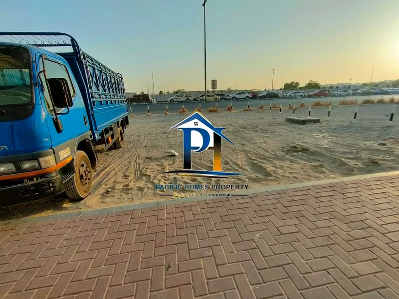 SPACIOUS SHOP AVAILABLE ON PERFECT LOCATION FOR LIMITED TIME IN 100K ONLY.64063581090689110