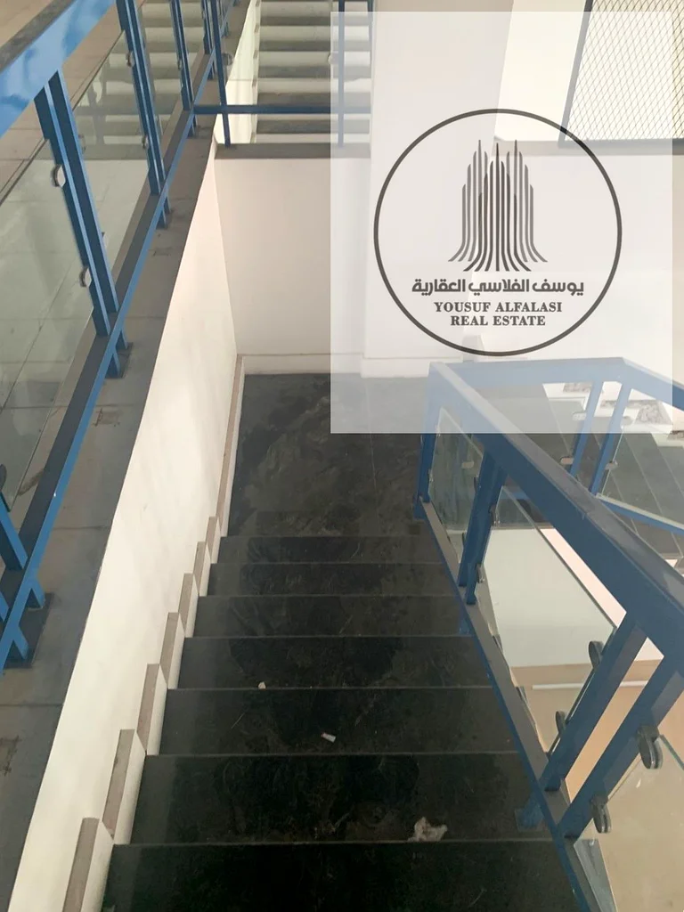For rent at an excellent price, a 22,000 square foot warehouse with 150 kilowatt electricity, on a main street64073786709378111