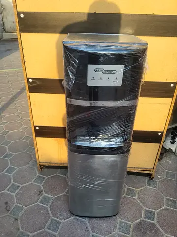 Bottom load water dispenser