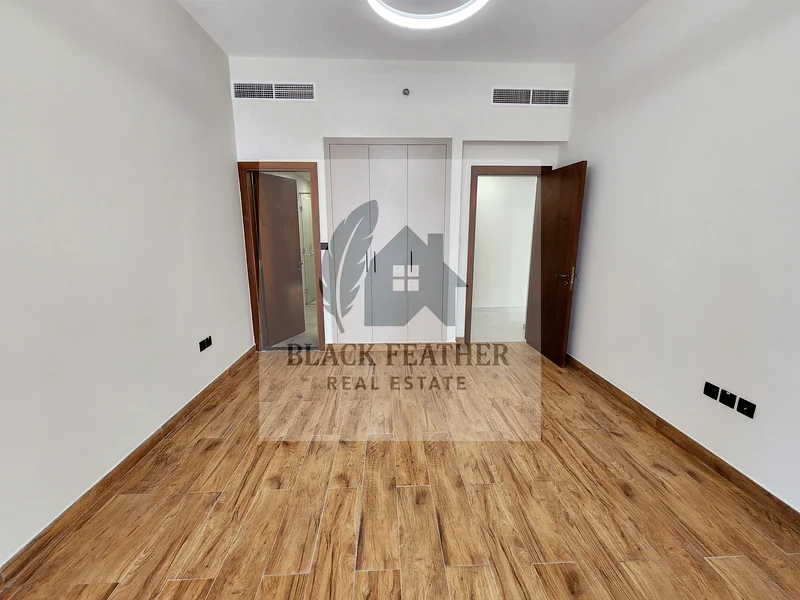 BRAND NEW // BIG LAYOUT // NEXT TO METRO // LOW FLOOR64161574048002110