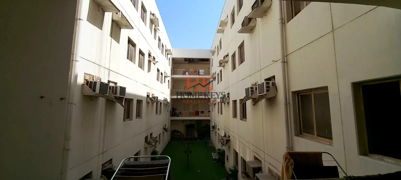 سكن موظفين واسع ومحفوظ جيدًا في القوز64065596052097111