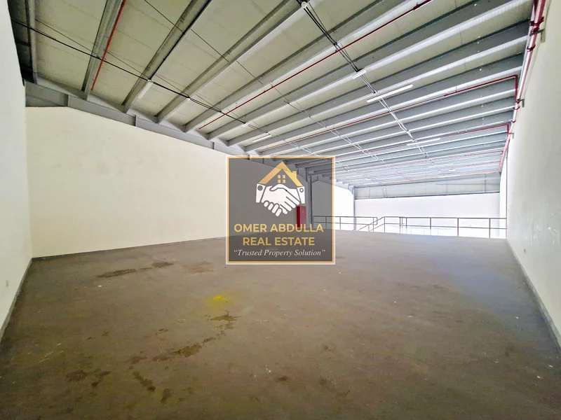 ⸻ مستودع واسع للإيجار – 225,000 درهم | 4 شيكات | إيداع 5% | عمولة 10% | موقع متميز في منطقة الصناعية 18 شارع المله الرئيسي الشارقة64058995807746113