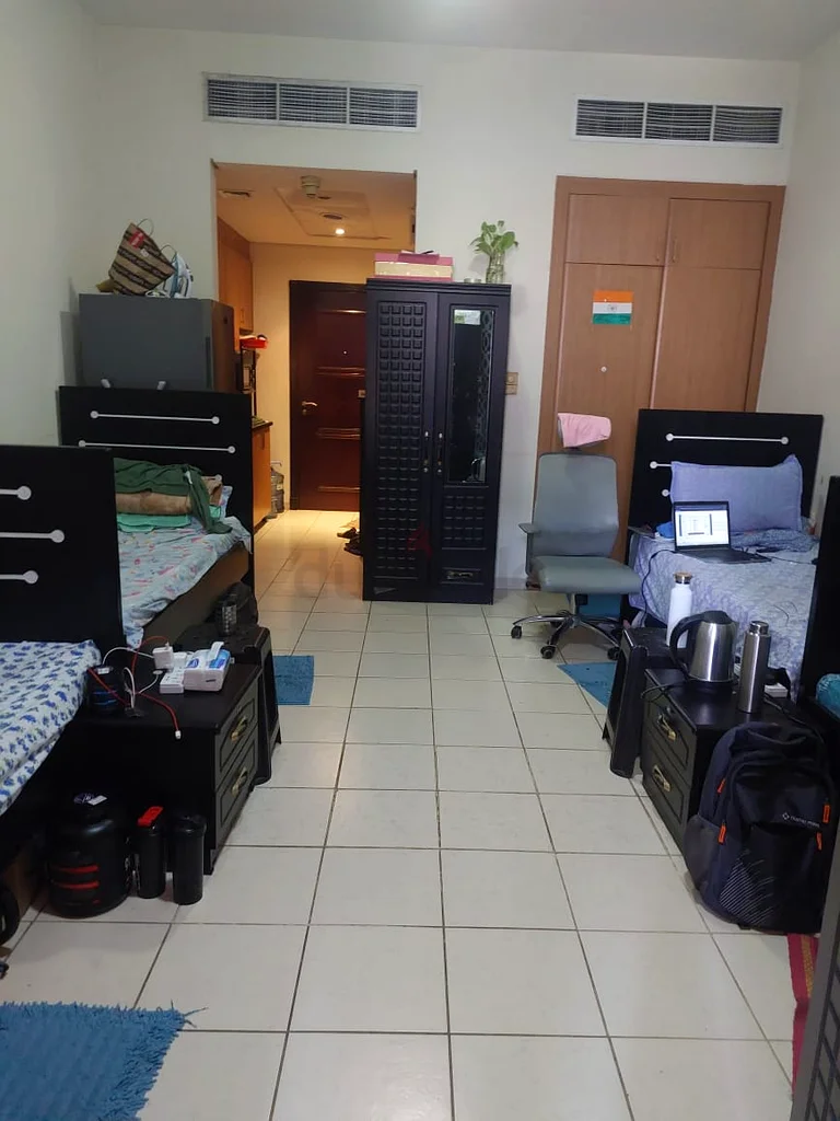 مساحة سرير متوفرة للذكور الهنود من ذوي المناصب الإدارية (يُفضل أن يكون نباتياً)64055936421634112