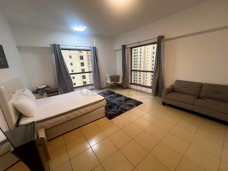 غرفة رئيسية كبيرة مع حمام ملحق في جي بي آر64048780548098113