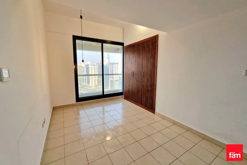 طابق عالي | شاغر | بالقرب من المترو | شرفتان64164707062530110