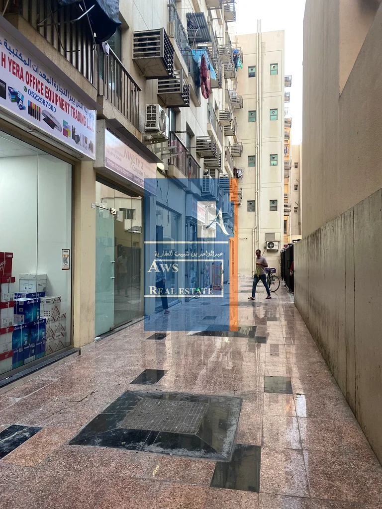 محل بأسعار معقولة في بر ديرة، محاط بالمجمعات السكنية64067788395649114